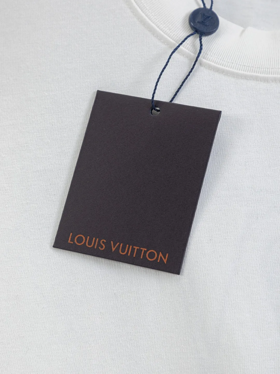 🅿️210 Louis Vuitton 1V LV lv slightly wide version S-XL LV 26ss new products are available at counters simultaneously. Multiple craftsmanship. Front and rear denim patch letters🪡 embroidery. Round neck short-sleeved T-shirt, same style for men and women! Consigned to one-to-one creation. Synchronized with the official website, pure cotton fabrics at the counter! It is close to the skin and comfortable, durable and easy to wear. It has a classic and simple logo design and meticulous original craftsmanship. Short-sleeves, a must-have item for men, do not appear to be the same for the general public, but must be unique and eye-catching. This LV short-sleeve is all about quality, comfort, the same shape and fashion as always, including fabrics and cutting techniques. All of them have been made with great effort! 320 grams of washed pure cotton fabric, pure cotton is breathable, very refreshing and comfortable for daily wear. The rib knitting on the neckline is smooth and tight, and the neckline will not be skewed if you toss it at will. The loose version, you will find that it looks really good on the upper body. The overall is minimalist and neat, super versatile for daily use! Pair it casually with a pair of pants for a youthful look. A T-shirt will make your outfit crazy. It is a fashionable item that can never go wrong! Color: Black White Size: S-XL Size chart: S: Shoulder width 50-Bust 56-Length 70 M: Shoulder width 52-Bust 57-Length 72 L: Shoulder width 54-Bust 59-Length 74 XL: Shoulder width 56-Bust 62-Length 76